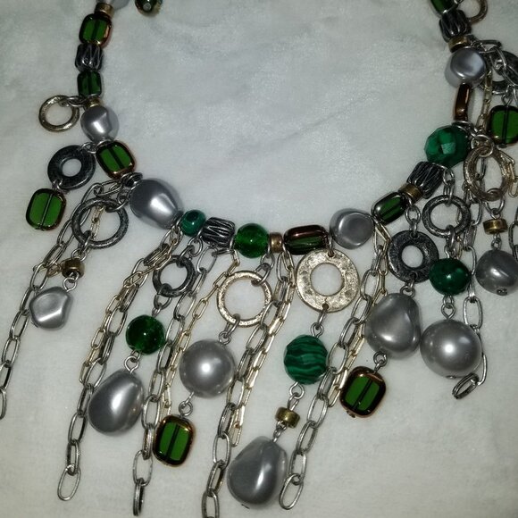 Free with $20 purchase 19" Green silver beaded necklace - Picture 4 of 5